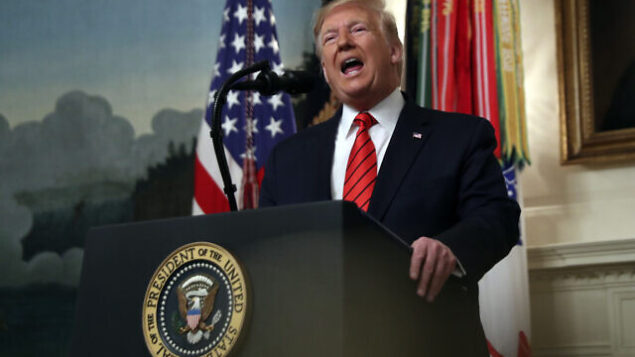 الرئيس الأمريكي دونالد ترامب يدلي ببيان في الغرفة الدبلوماسية بالبيت الأبيض في واشنطن، الأحد، 27 أكتوبر، 2019. (AP Photo/Andrew Harnik)