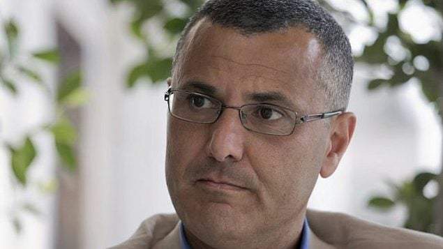 عمر البرغوثي يدلي بمقابلة في مدينة رام الله بالضفة الغربية، 10 مايو، 2016. (AP Photo/Nasser Nasser/File) عمر البرغوثي يدلي بمقابلة في مدينة رام الله بالضفة الغربية، 10 مايو، 2016. (AP Photo/Nasser Nasser/File)