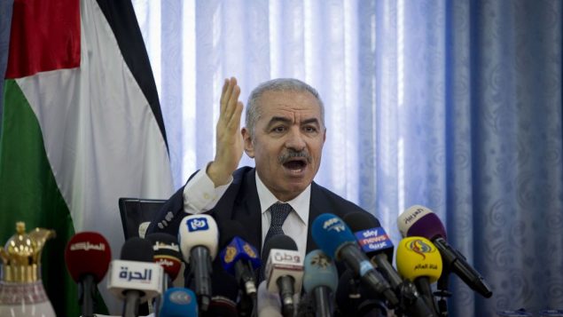 رئيس وزراء السلطة الفلسطينية محمد اشتية يقود اجتماعاً لمجلس الوزراء في قرية فصايل بغور الأردن، 16 سبتمبر 2019 (Majdi Mohammed/AP)