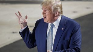 الرئيس الامريكي دونالد ترامب يتحدث مع الصحافة امام البيت الابيض، 4 اكتوبر 2019 (Pablo Martinez Monsivais/AP)