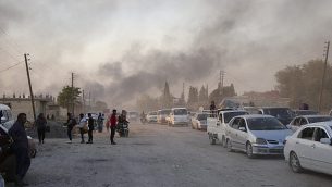 سوريون يفرون من القصف من قبل القوات التركية في رأس العين ، شمال شرق سوريا، 9 اكتوبر 2019 (AP Photo)
