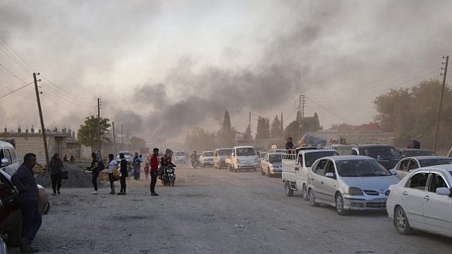 سوريون يفرون من القصف من قبل القوات التركية في رأس العين ، شمال شرق سوريا، 9 اكتوبر 2019 (AP Photo)