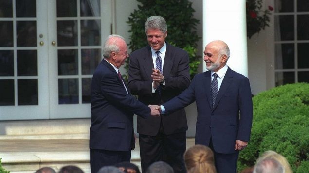 رئيس الوزراء الإسرائيلي يتسحاق رابين (يسار)، والرئيس الأمريكي بيل كلينتون وملك الأردن الحسين بن طلال، في البيت الأبيض، 25 يوليو، 1994. (Saar Yaacov/GPO)