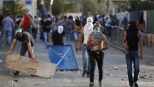 توضيحية: اشتباكات بين محتجين فلسطينيين والشرطة الإسرائيلية في حي العيساوية بالقدس الشرقية، 5 أكتوبر، 2015.  (Flash90)