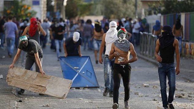توضيحية: اشتباكات بين محتجين فلسطينيين والشرطة الإسرائيلية في حي العيساوية بالقدس الشرقية، 5 أكتوبر، 2015.  (Flash90)