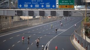 صورة توضيحية: اسرائيليون يركبون دراجات في طريق ايالون السريع في تل ابيب، خلال يوم الغفران، 19 سبتمبر 2018 (Miriam Alster/Flash 90)