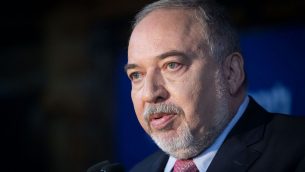 رئيس حزب ’يسرائيل بيتينو’ أفيغدور ليبرمان خلال جلسة لحزبه في نفيه إيلان، غربي القدس، 22 سبتمبر 2019 (Noam Revkin Fenton/Flash90)