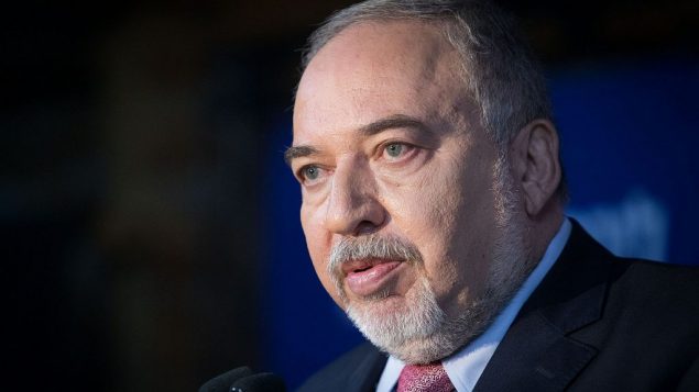 رئيس حزب ’يسرائيل بيتينو’ أفيغدور ليبرمان خلال جلسة لحزبه في نفيه إيلان، غربي القدس، 22 سبتمبر 2019 (Noam Revkin Fenton/Flash90)