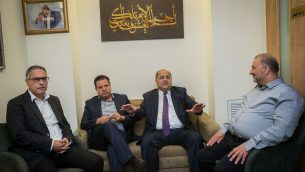 قادة ’القائمة المشتركة’، أيمن عودة (الثاني من اليسار)، أحمد الطيبي (الثاني من اليمين)، امطانس شحادة (يسار) ومنصور عباس خلال اجتماع في الكنيست في 22 سبتمبر، 2019، قبيل اجتماعهم برئيس الدولة رؤوفين ريفلين بشأن المرشح الذين سيوصون به رئيسا للحكومة.  (Yonatan Sindel/Flash90)
