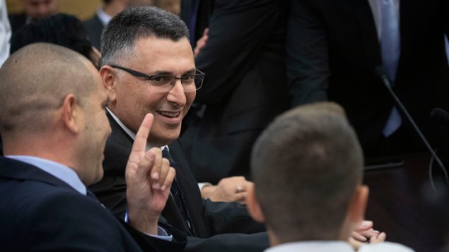 عضو الكنيست غدعون ساعر (الليكود) يشارك في جلسة الليكود في المراسم الافتتاحية للكنيست ال22 في القدس، 3 أكتوبر، 2019. (Hadas Parush/Flash90)