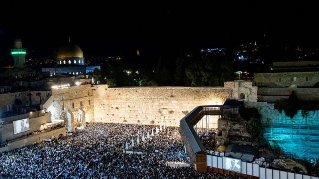 الآلاف يحضرون صلوات التوبة في عند حائط المبكى في البلدة القديمة في القدس، 8 اكتوبر 2019 (Yonatan Sindel/Flash90)