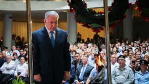 رئيس الوزراء بنيامين نتنياهو يلقي كلمة خلال مراسم تذكارية أقيمت في جبل هرتسل في القدس لقتلى حرب ’يوم الغفران’، 10 أكتوبر، 2019 (Flash90)