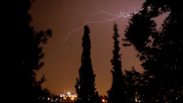 توضيحية: البرق يضيء سماء القدس، 14 أكتوبر، 2019. (Yossi Zamir/Flash90)