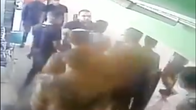 جنود من كتيبة "نيتساح يهودا" يتجادلون مع رجال بدو قبل الشجار معهم في محطة وقود في جنوب إسرائيل، 17 أكتوبر 2019. (Screen capture)