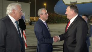 وزير الخارجية الأمريكي مايك بومبيو ، يهبط في مطار بن غوريون، 18 اكتوبر 2019 (Ziv Sokolov/US Embassy Jerusalem)