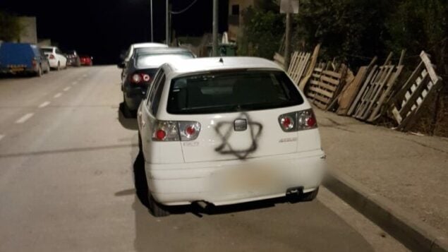نجمة داود تم رسمها على سيارة في حي عربي بمدينة صفد الشمالية ، 31 أكتوبر 2019. (Israel Police) نجمة داود تم رسمها على سيارة في حي عربي بمدينة صفد الشمالية ، 31 أكتوبر 2019. (Israel Police)