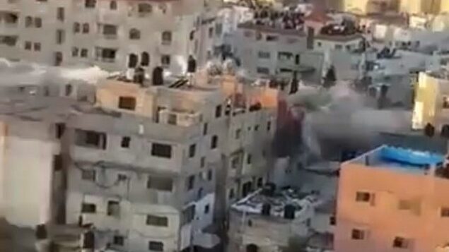 من الأرشيف: لقطة شاشة من مقطع فيديو نُشر على تويتر يُزعم أنه يظهر لحظة هدم الجيش الإسرائيلي لمنزل إسلام يوسف أبو حميد، المتهم بقتل الجندي رونين لوبارسكي، 15 ديسمبر، 2018.  (Screen grab)