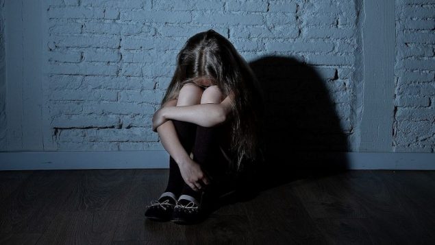صورة توضيحية: ضحية تعنيف جنسي للأطفال (Sam Thomas/iStock)