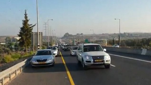 لقطة شاشة من مقطع فيديو لمركبات تشارك في قافلة احتجاجية ينظمها المواطنون العرب في إسرائيل لمطالبة الحكومة بالتحرك ضد العنف داخل المجتمع العربي، 10 أكتوبر، 2019. (Twitter) لقطة شاشة من مقطع فيديو لمركبات تشارك في قافلة احتجاجية ينظمها المواطنون العرب في إسرائيل لمطالبة الحكومة بالتحرك ضد العنف داخل المجتمع العربي، 10 أكتوبر، 2019. (Twitter)
