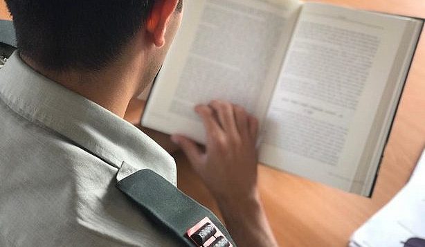 صورة توضيحية صدرت في 16 اكتوبر 2019، تظهر ضابط عسكري اسرائيلي يقرأ كتاب (Israel Defense Forces)
