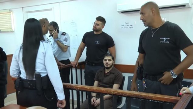 حمزة فايز يمثل امام محكمة عوفر العسكرية، 16 يوليو 2018 (Screen capture/Ynet)