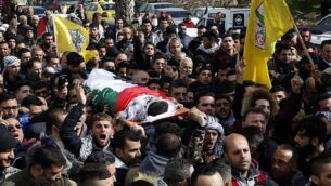 فلسطينيون يشاركون في جنازة حمزة يوسف زماعرة في مدينة حلحول بالضفة الغربية، 17 فبراير، 2018.  (AFP Photo/Hazem Bader)