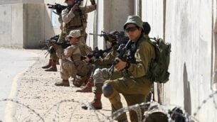 صورة توضيحية: جنود مظليون إسرائيليون وأمريكيون من الكتيبة الثانية والفوج السادس من مشاة البحرية يشاركون في تدريبات خلال مناورة ’جونيبر كوبرا’ العسكرية الأمريكية-الإسرائيلية المشتركة في مركز تدريب حرب المدن في ’تسياليم’، جنوب إسرائيل، 12 مارس، 2018.  (Jack Guez/AFP)