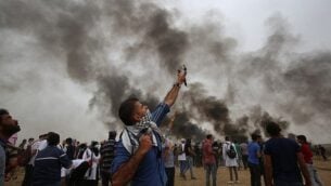 شاب فلسطيني يستخدم المقلاع خلال تظاهرات أسبوعية على حدود غزة بالقرب من مدينة خانس يونس، 4 مايو، 2018. (Said Khatib/AFP)