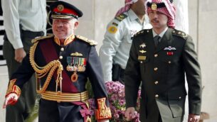 الملك الأردني عبد الله الثاني وولي العهد حسين (يمين) يصلان الى الجلسة الافتتاحية للبرلمان في العاصمة الأردنية عمان، 10 نوفمبر، 2019. (Khalil MAZRAAWI / AFP)
