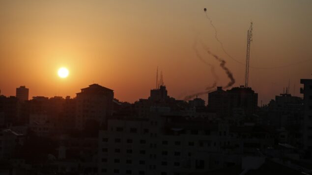 صواريخ فلسطينية تطلق من غزة، 12 نوفمبر 2019. (MAHMUD HAMS / AFP)