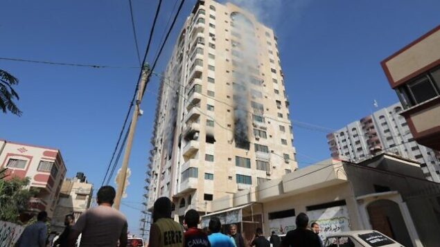 الدخان يتصاعد من مبنى في مدينة غزة في 12 نوفمبر، 2019، بعد أن أسفرت غارة جوية إسرائيلية عن مقتل قيادي في حركة ’الجهاد الإسلامي’ ورد عليها الفلسطينيون في القطاع بهجمات صاروخية. (MAHMUD HAMS / AFP)