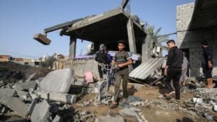 شبان فلسطينيون يبحثون عن أشياء قابلة للإصلاح وسط أنقاض منزل دُمر في غارة جوية إسرائيلية، في خان يونس بجنوب قطاع غزة، 13 نوفمبر، 2019.  (SAID KHATIB / AFP)