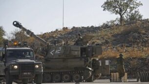 مدافع هاوتزر إسرائيلية ذاتية الدفع من طراز M109  بالقرب من الحدود مع سوريا في الجانب الإسرائيلي من هضبة الجولان، 19 نوفمبر، 2019، بعد أن اعترضت الدفاعات الجوية الإسرائيلية أربعة صواريخ تم إطلاقها من الجارة سوريا.  (JALAA MAREY / AFP)