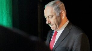 من الأرشيف: في هذه الصورة التي تم التقاطها في 14 فبراير، 2014، رئيس الوزراء بنيامين نتنياهو يغادر مؤتمر ’عالم موني’ في تل أبيب. (JACK GUEZ / AFP)