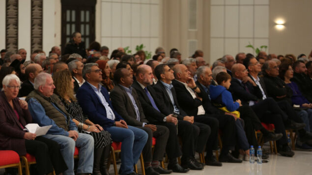 مئات النشطاء الإسرائيليين يشاركون في حدث في مقر رئاسة السلطة الفلسطينية في رام الله، 28 نوفمبر 2019. (Credit: Wafa)