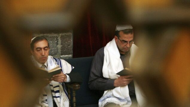 في هذه الصورة التي التقطت في 20 نيسان  2008، يحتفل اليهود السوريون بعيد الفصح العبري في كنيس الفرنج في وسط مدينة دمشق، سوريا. (AP Photo/Bassem Tellawi, File)