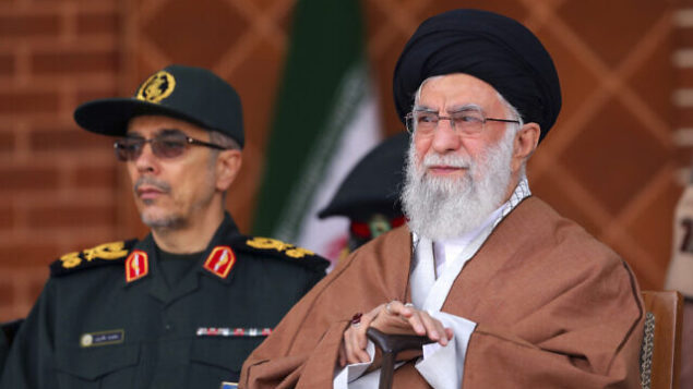 المرشد الأعلى الإيراني آية الله علي خامنئي، يمين، يراجع عرض القوات المسلحة مع رئيس الأركان العامة للقوات المسلحة الجنرال محمد حسين باقري، خلال حفل تخرج في أكاديمية الدفاع الجوي الإيرانية، في طهران، إيران، 30 أكتوبر 2019. (Office of the Iranian Supreme Leader via AP)