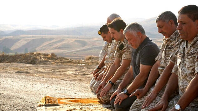 العاهل الأردني الملك عبد الله الثاني، الثالث من اليمين، يصلي أثناء جولة في منطقة الباقورة (نهراييم) التي استأجرتها إسرائيل سابقًا، مع ولي العهد الأمير حسين وضباط الجيش، الاثنين 11 نوفمبر ، 2019. (Yousef Allan/Jordanian Royal Court via AP)