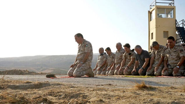 العاهل الأردني الملك عبد الله الثاني، الثالث من اليمين، يصلي أثناء جولة في منطقة الباقورة (نهراييم) التي استأجرتها إسرائيل سابقًا، مع ولي العهد الأمير حسين وضباط الجيش، الاثنين 11 نوفمبر ، 2019. (Yousef Allan/Jordanian Royal Court via AP)