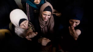 أقارب الناشط في حركة ’الجهاد الإسلامي’، عبد الله البلبيسي (26 عاما)، الذي قٌتل في غارة جوية إسرائيلية، خلال جنازته في مدينة بيت لاهيا، شمال قطاع غزة، 13 نوفمبر، 2019.  (AP Photo/Khalil Hamra)