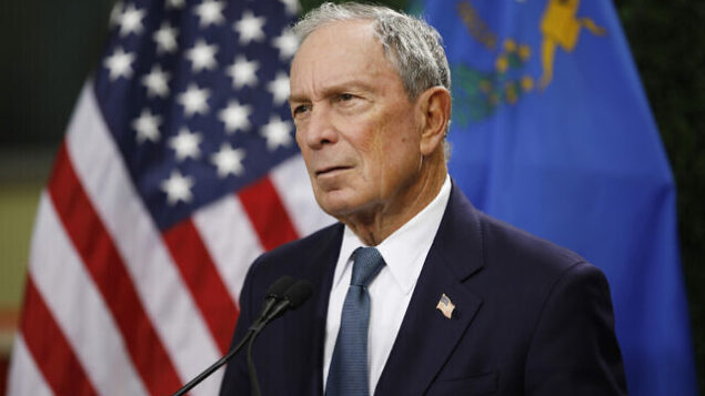 العمدة السابق لمدينة نيويورك، مايكل بلومبرغ، يتحدث في مؤتمر صحفي في حدث لدعم مراقبة الأسلحة في لاس فيغاس، 26 فبراير، 2019. (John Locher/AP)