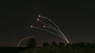 صورة توضيحية: منظومة الدفاع الجوي الإسرائيلية ’القبة الحديدية’ تعترض صواريخ تم إطلاقها من غزة بالقرب من مدينة سديروت الإسرائيلية، 4 مايو، 2019. (AP/Ariel Schalit)