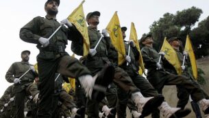 مقاتلون في منظمة ’حزب الله’ خلال مسيرة لافتتاح مقبرة جديدة لمقاتلي المنظمة الذين قُتلوا خلال الحرب مع إسرائيل، في الضاحية الجنوبية لبيرت، 12 نوفمبر، 2010.  (AP Photo/Hussein Malla, File)
