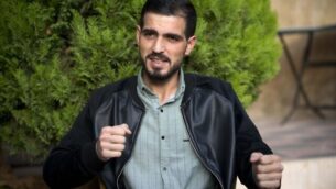 الفلسطيني كرم القواسمي، الذي أطلقت عليه القوات الإسرائيلية النار في ظهره في حادث تم تصويره بالفيديو العام الماضي، خلال اجراء مقابلة في مدينة الخليل بالضفة الغربية، 10 نوفمبر 2019. (AP Photo/Majdi Mohammed)