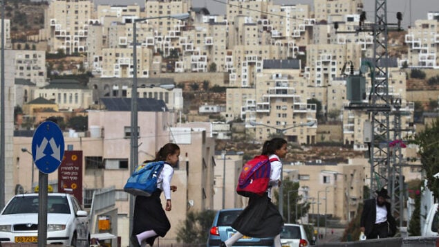 صورة توضيحية: فتيات يهوديات متشددات في طريقهن إلى المدرسة في مستوطنة بالضفة الغربية ، أكتوبر 2009 (Nati Shohat / Flash90)