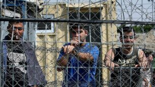 توضيحية: أسرى أمنيون فلسطينيون في سجن عوفر، شمال القدس، 20 أغسطس، 2008.  (Moshe Shai/Flash90/File)