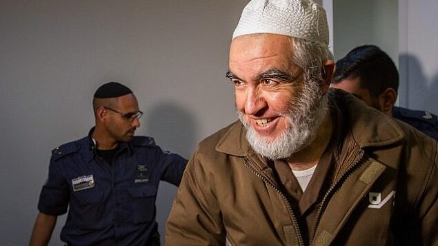الشيخ رائد صلاح، زعيم الفرع الشمالي للحركة الإسلامية في إسرائيل، يصل إلى جلسة في محكمة الصلح في حيفا، 26 فبراير، 2018.  (Flash90)