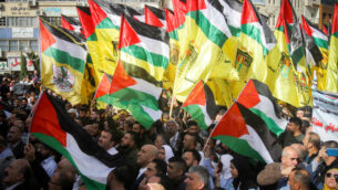 متظاهرون فلسطينيون يحتجون على الموقف الأمريكي من المستوطنات الإسرائيلية، في مدينة نابلس بالضفة الغربية، 26 نوفمبر 2019. (Nasser Ishtayeh/Flash90)
