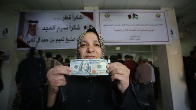 فلسطينيون يتلقون مساعدات مالية من قطر في مكتب بريد في مدينة غزة، 27 نوفمبر 2019. (Hassan Jedi/Flash90)