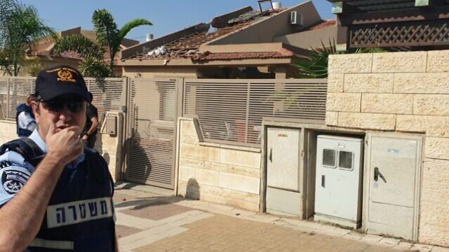 ضباط شرطة يصلون إلى منزل في بلدة نتيفوت الجنوبية أصيب بصاروخ أطلق من قطاع غزة، 12 نوفمبر 2019. (Israel Police)